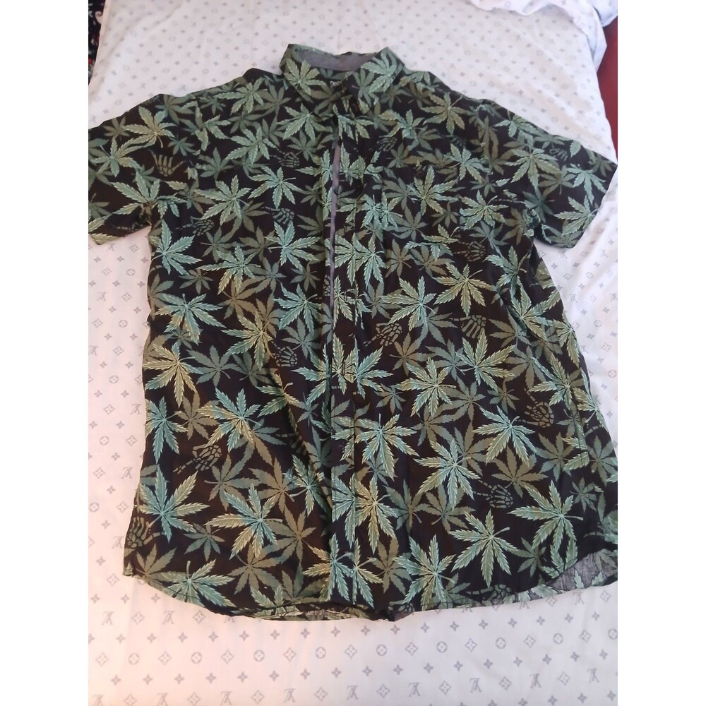 Eighty Eight Men's Weed/Skeleton Hands Button Up Shirt Size Large